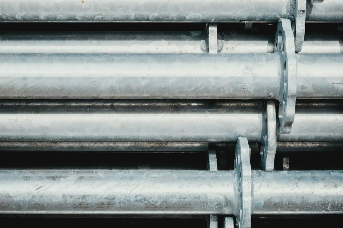 Acier galvanisé ou inox : lequel choisir ?
